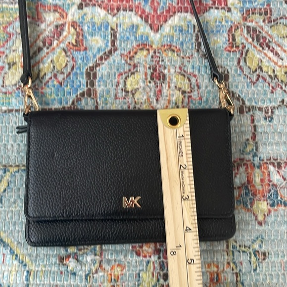 Michael Kors authentic black pebbled crossbody w/gold hardware - Picture 5 of 12